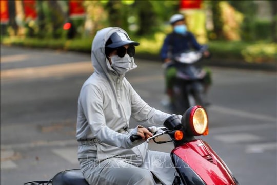 Đeo kính chống nắng, bụi khi đi đường để bảo vệ mắt